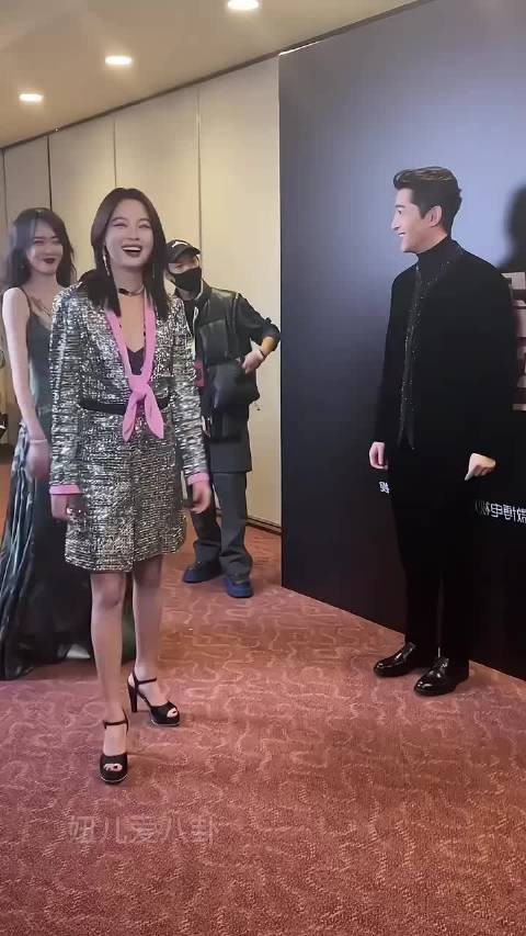 胡歌和辛芷蕾唐嫣三人有说有笑，所有人保持苹果肌扁平