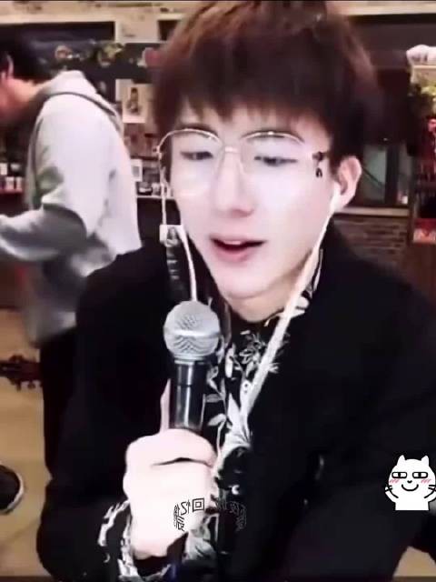 刘宇宁直播感谢粉丝礼物，笑称不需要女友