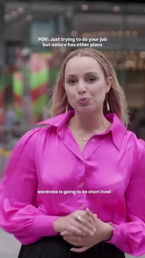 女记者外景播报遭海鸥直冲“赏巴掌”，眼角溅血惊悚画面全被拍