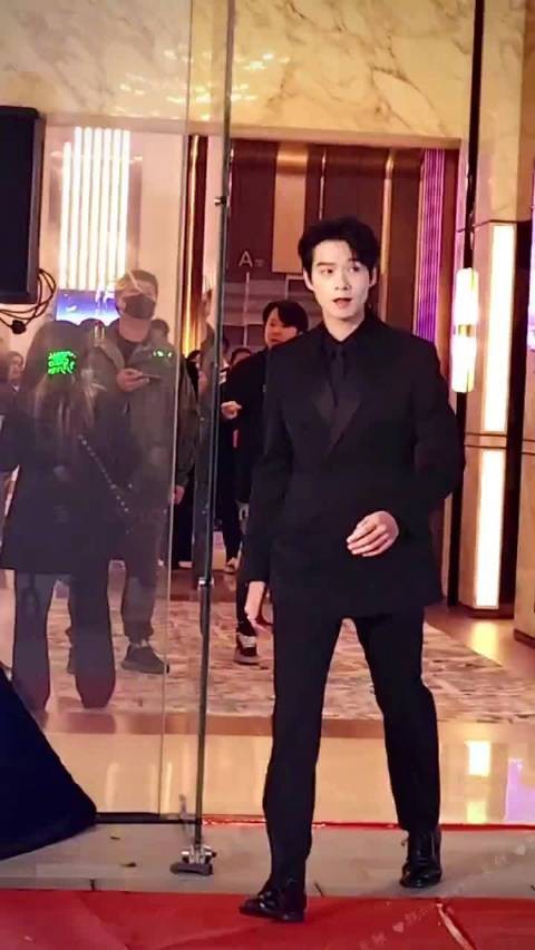 魏大勋官宣加盟尖叫之夜,海报展现沉稳自信