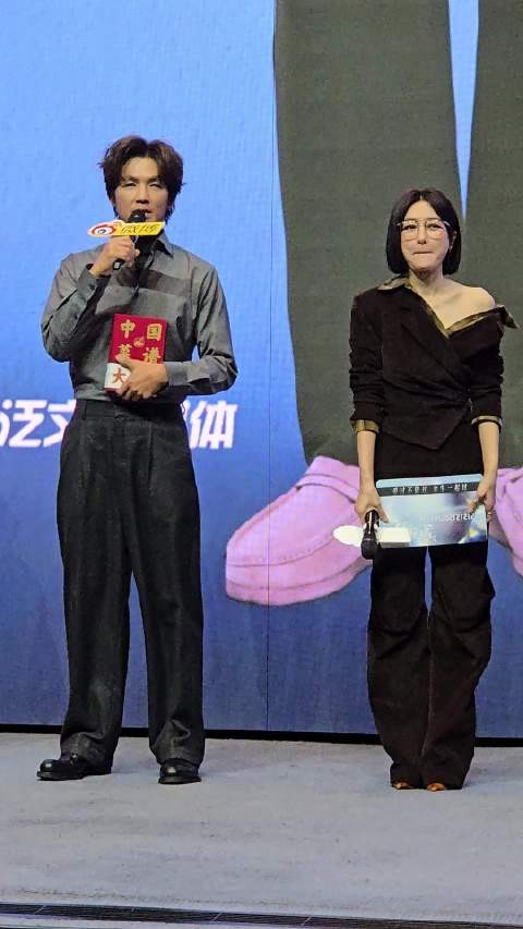 哈哈哈哈哈哈哈钟汉良带着菜谱来追剧团啦！不得不说状态真的很好啊