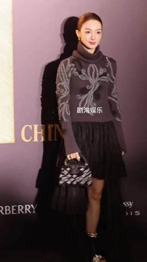 金晨路透视频曝光，妆容变化引热议