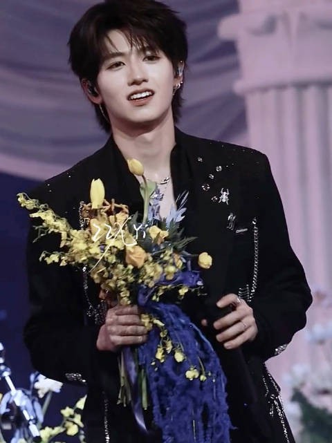 朱志鑫生日会深情告白粉丝，偶像剧桥段弱爆了