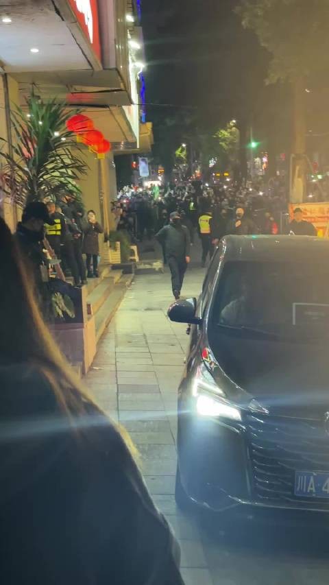 王鹤棣是一个很真诚的人,录综艺的每一次转场只有他每次都给大家打招呼了