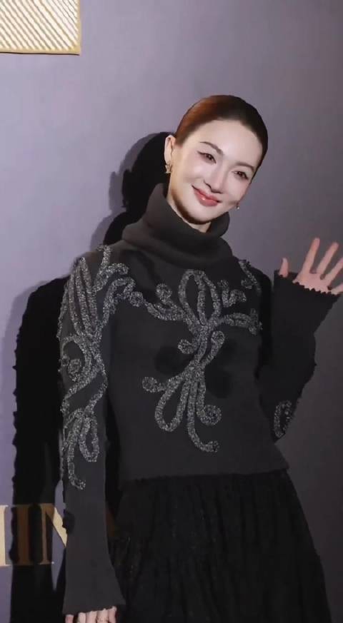 金晨回应嘴歪争议,自称从小如此