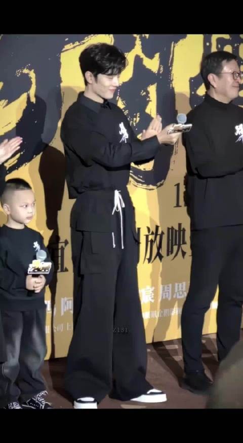 肖战脾气好好，对谁都是温柔可亲，一点儿大明星架子都没有