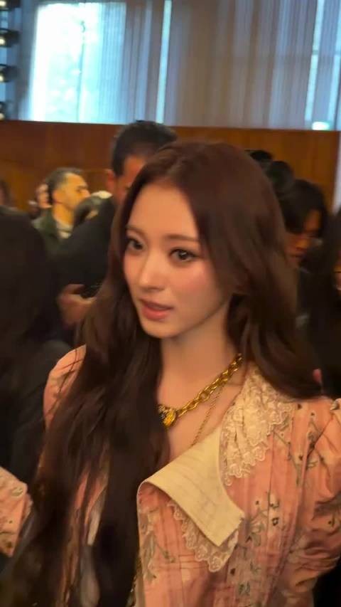 田中杏奈好有优越感的侧颜,这鼻子真的很适合她,很精致很绝美,已经很漂亮了