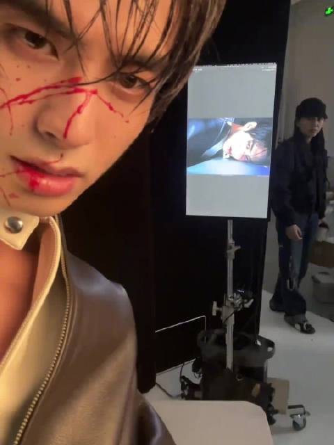 宋威龙登ELLEMEN十二月刊封面，冷冽光影展极致张力