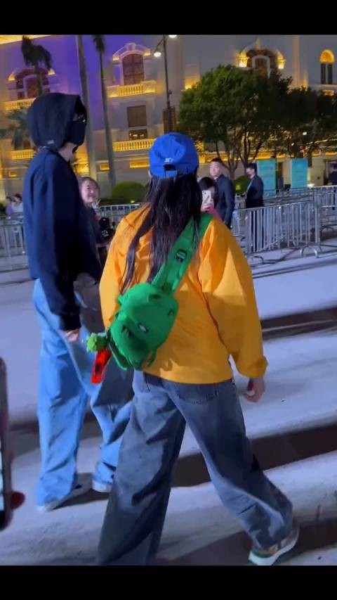 刘宇宁正走着 粉丝告诉他宣传摊位在这边 马上前往 双向奔赴真暖啊