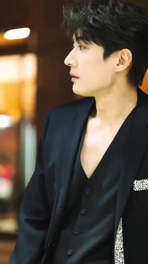 刘学义垂目抬眼间演绎脆弱与霸气