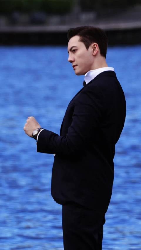 意大利湖边录制现在就出发路透， 背头穿西装太帅了