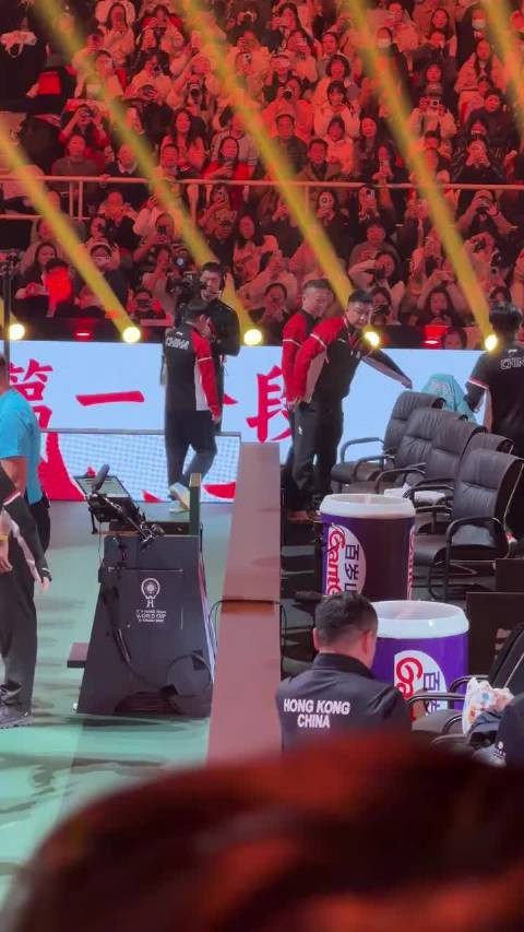 莎头混双揭幕战换衣服 看到头头开箱子.莎莎拿包包!我就知道是沙头混双