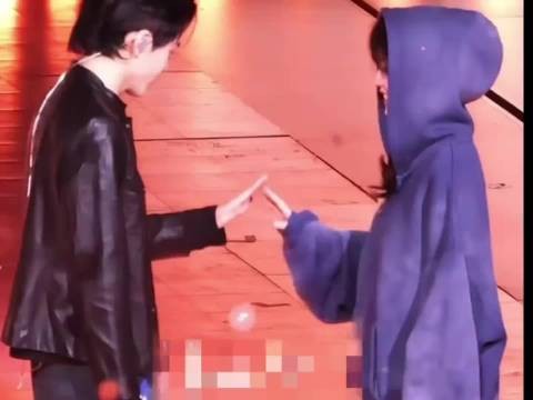 白鹿曾舜晞彩排十指相扣合唱唯一,临江仙戏外互动甜齁