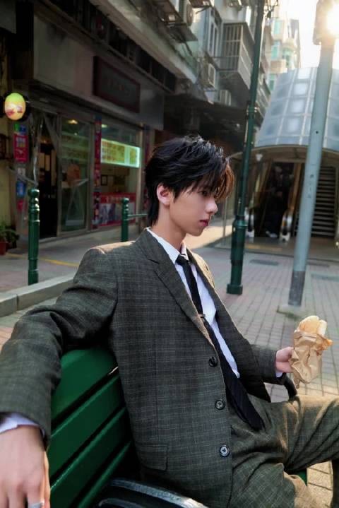 林子烨亮相尖叫之夜造型获赞