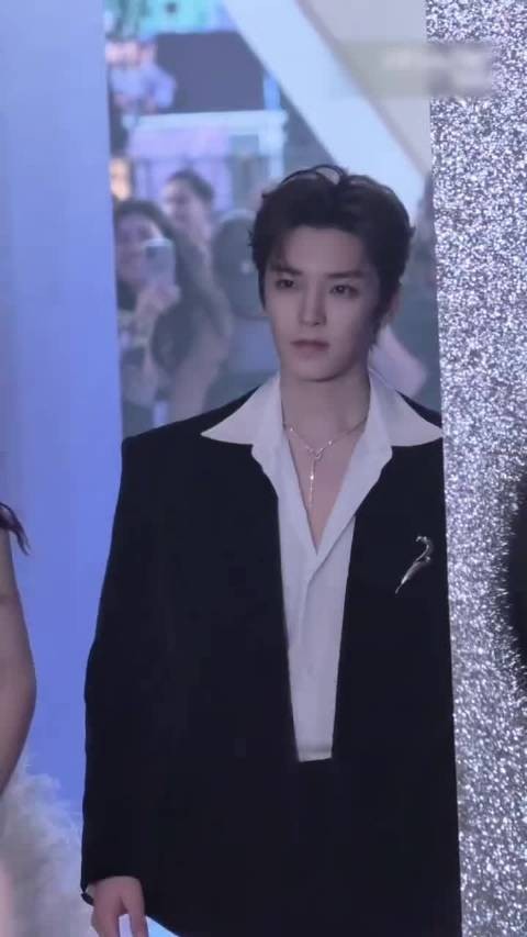 侯明昊爱奇艺尖叫之夜红毯 闪耀又帅气,英伦贵气小王子本人了! 侯明昊