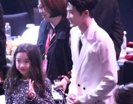 今晚小酒窝追星追爽了，和杨幂合完照又和檀健次合唱，还有温柔摸头杀