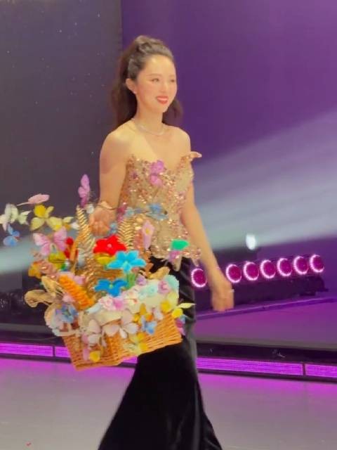 董璇凭实力演绎什么叫红气养人吧 好漂亮状态太好了