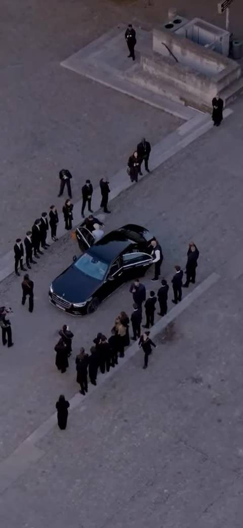 李龙馥一出现整个LV早春秀场都沸腾了,这身是真的帅,颜色也很衬他