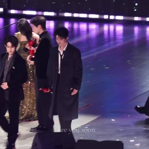 常华森领完奖下台萌萌的,是不是听到有人喊他名字了