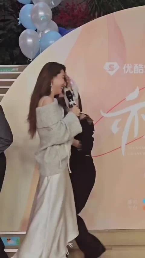 47岁秦岚与39岁白冰同框状态不输，20年健身习惯塑58厘米细腰