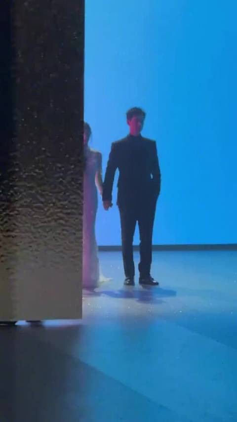 李现李一桐同框亮相,西装白裙氛围感十足