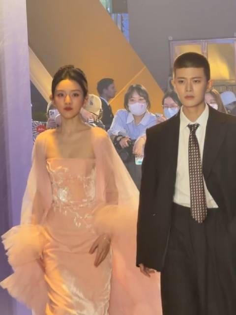 我擦右边这个大姐是..