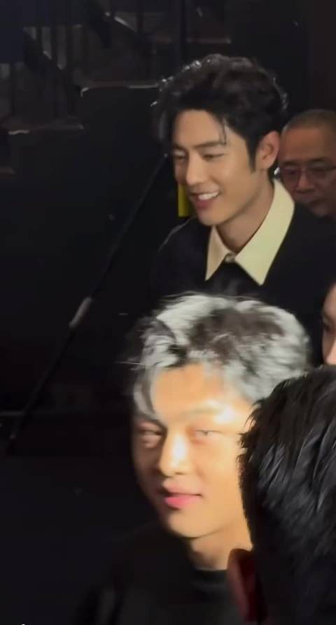 肖战正式场合宠粉回应获赞
