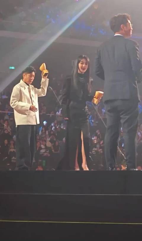 星光大赏内场颁奖杨紫,于和伟领奖杨紫,于和伟