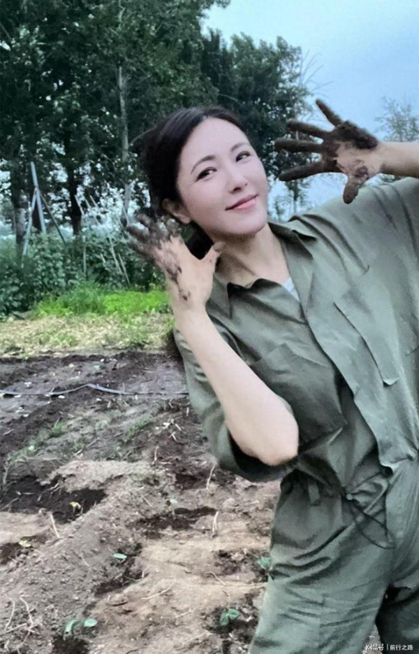 曾黎这是要退圈？抛掉华服扛起锄头，老家菜地成了她的新舞台