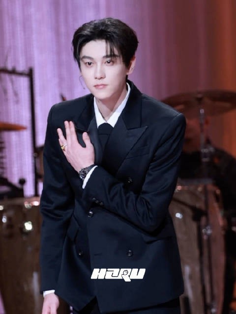 哇从台阶上下来的时候 完全条顺大帅哥