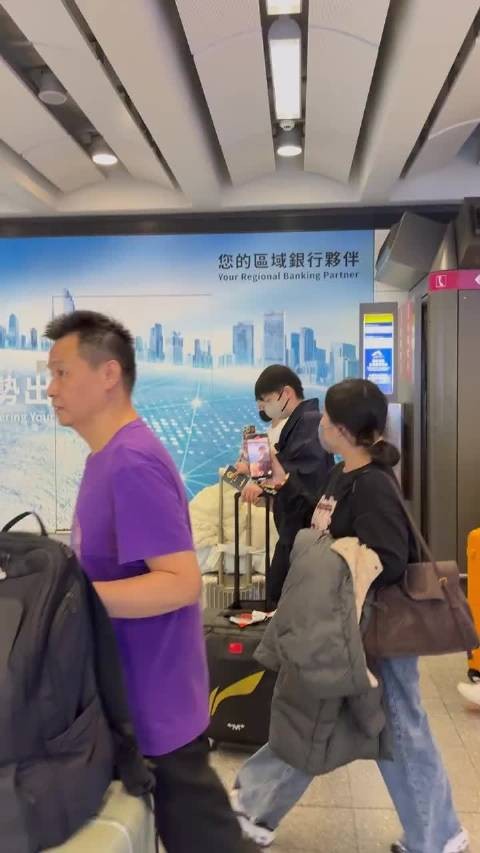 孙颖莎香港到达,落地有穿有短袖的有薄外套的,莎莎私服真的好看