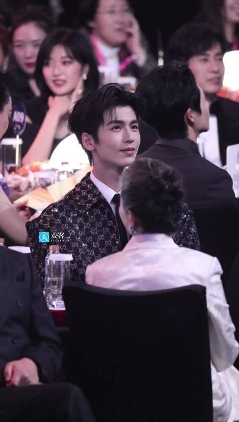 尖叫之夜内场张凌赫生频+生图,牛牛你怎么可以帅成这样?