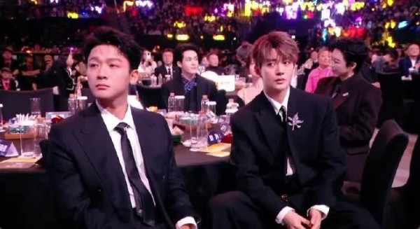 邓为片场偷玩手机被抓包，社恐反应萌翻网友