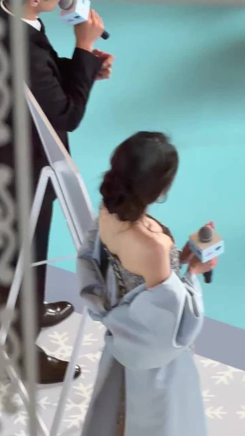 杨幂她的衣服是什么色?我好奇问问