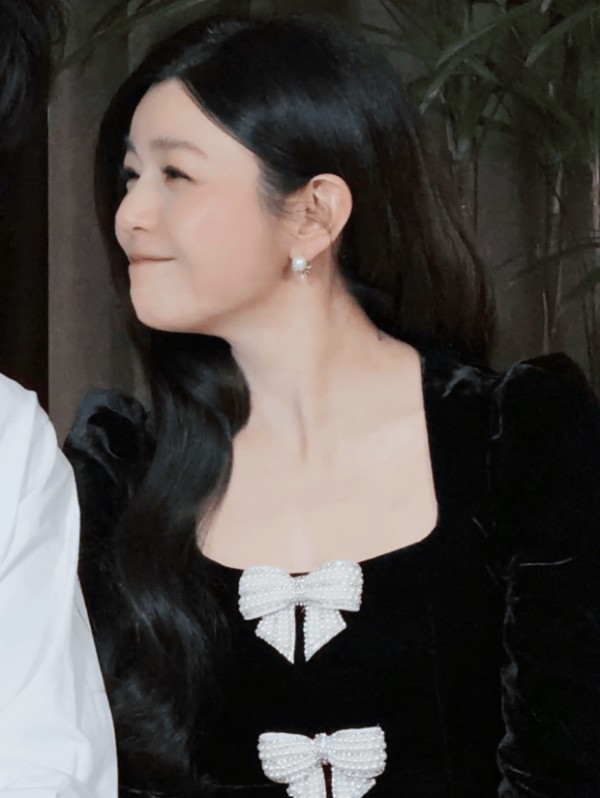 陈妍希侧脸微笑，可爱俏皮。