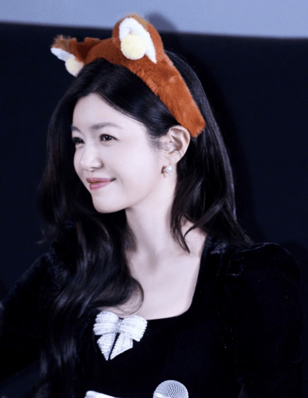 陈妍希头戴棕色狐狸发箍，黑色上衣俏皮灵动。