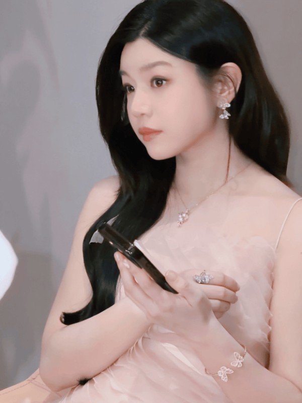 陈妍希皮肤白皙通透，眼神柔和。