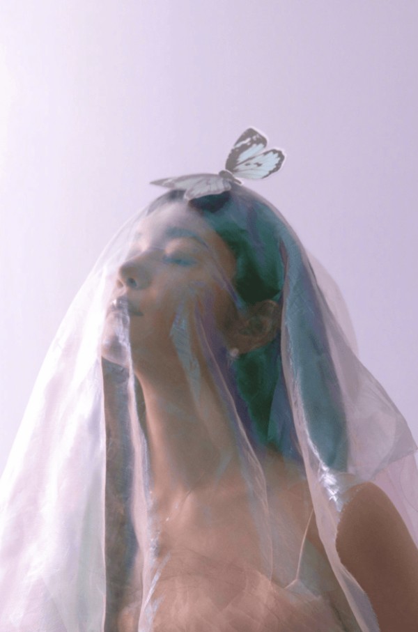 陈妍希戴渐变头纱，朦胧光影中仙气飘飘。