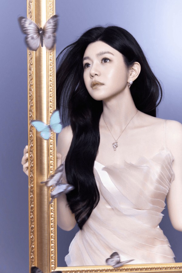 陈妍希立于金色相框中，蝴蝶环绕仙气十足。