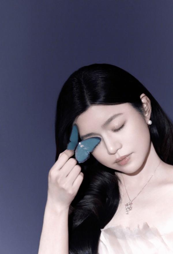 陈妍希闭着双眼，表情放松。