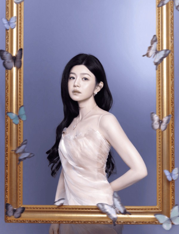 陈妍希侧身倚靠在金色相框旁，身着粉色纱裙，身姿曼妙。