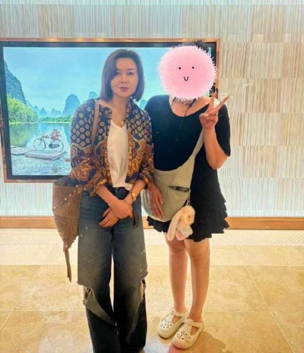 关之琳摘口罩同路人合影 63岁状态绝佳