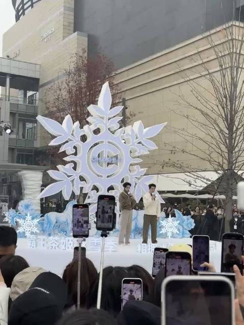 王鹤棣向粉丝展示秋裤穿搭