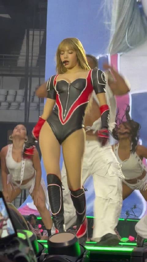 Blackpink演唱会现场的Lisa solo 演出，这身材比例真的是太绝了