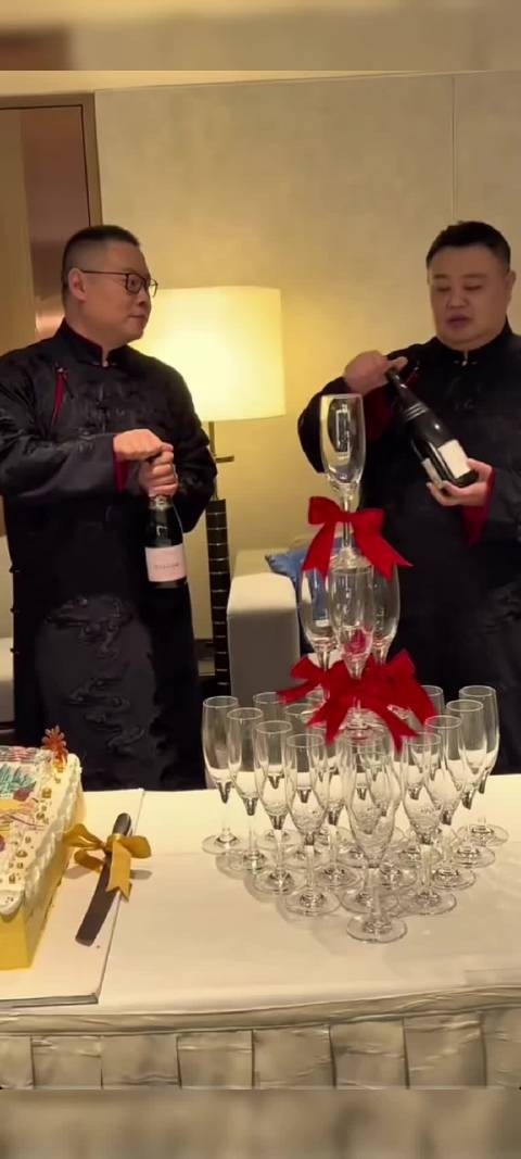 开瓶盖被吓到的岳岳太可爱啦！演出圆满顺利