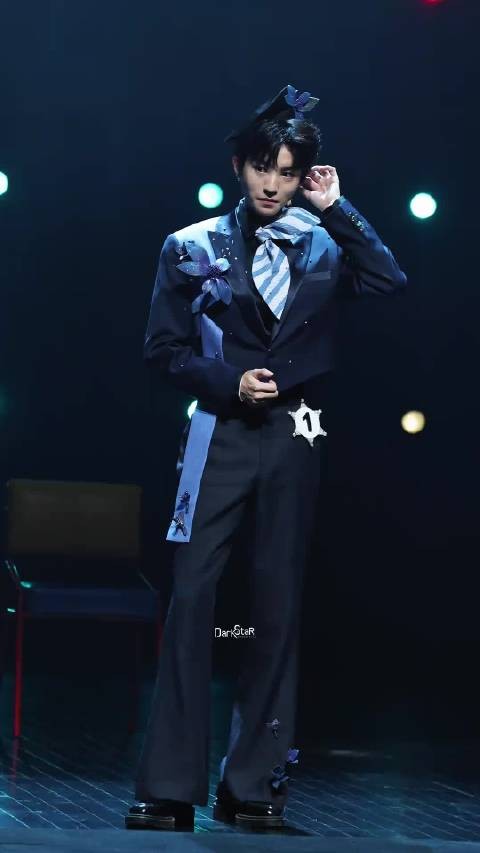 佟丽娅为王俊凯话剧打call：棒棒棒！