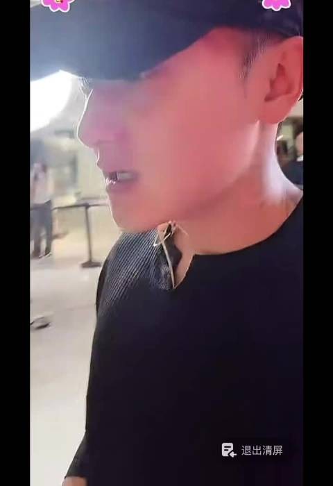 黄子韬在奥运冠军陈梦面前，变得腼腆多了