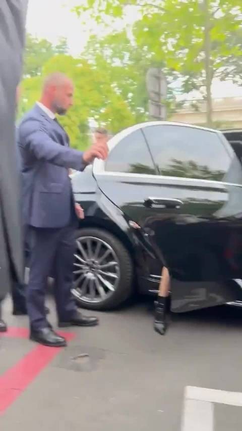 LISA巴黎观秀穿露背黑裙超模感十足