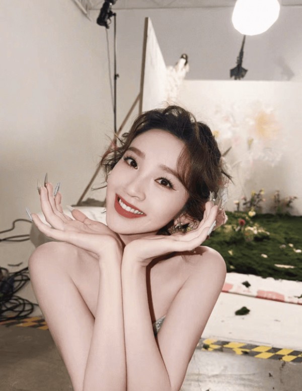 唐艺昕托腮甜笑,神态娇俏又温柔。