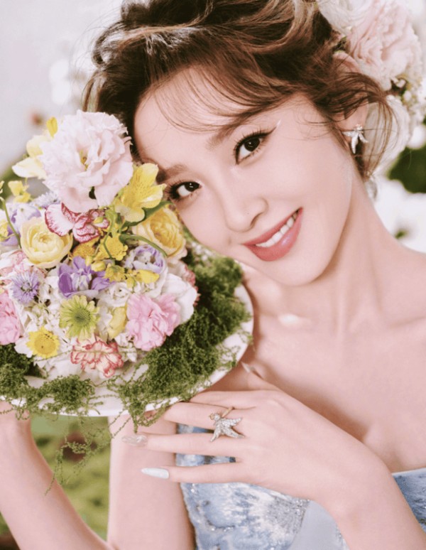 唐艺昕与花朵合照特写,五官明媚动人。